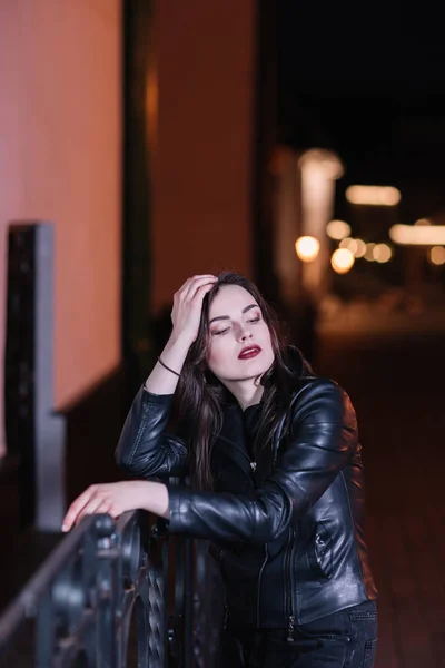 Rüya gören genç bir kadın Gece şehrinde duruyor — Stok fotoğraf
