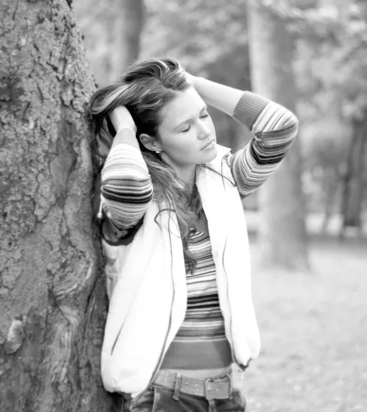 도시 공원의 배경에서 아름 다운 젊은 여자 — 스톡 사진