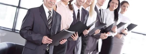 Business-team håller Urklipp stående i office — Stockfoto