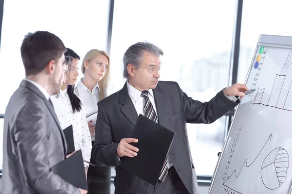 Zakenman wijzen met pen op de flipchart — Stockfoto