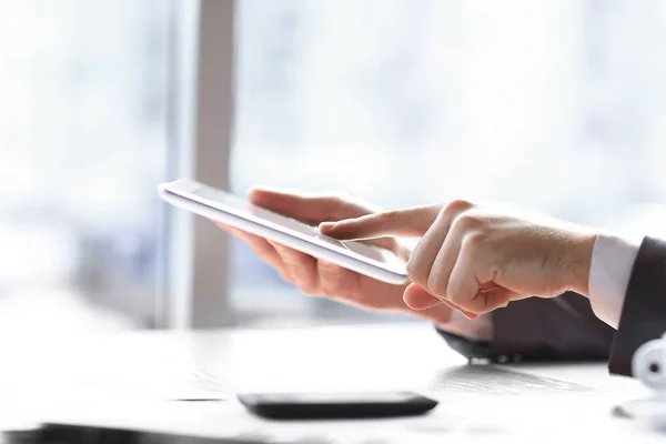 Sluit het scherm van de digitale tablet te onttrekken up.businessman — Stockfoto