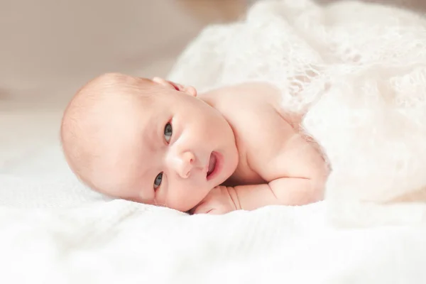 ベッドに横になっている新生の赤ん坊を驚かせた. — ストック写真