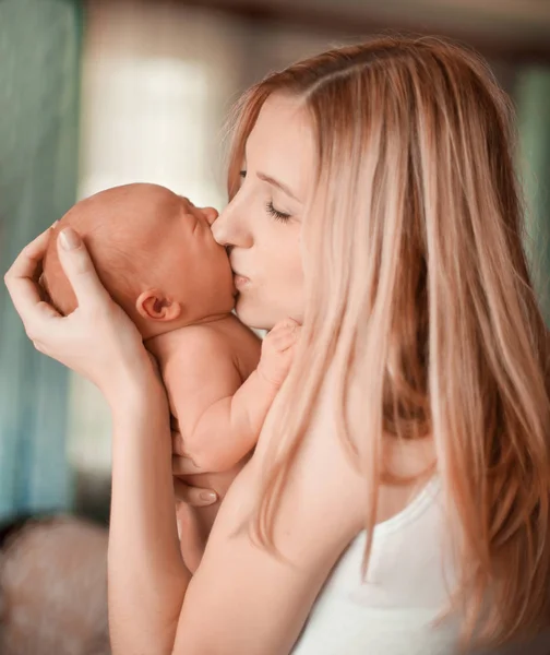 Szczęśliwa matka całuje jej cute baby córki. — Zdjęcie stockowe