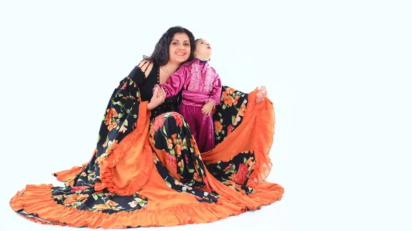 Mãe e filho pequeno nos trajes ciganos — Fotografia de Stock