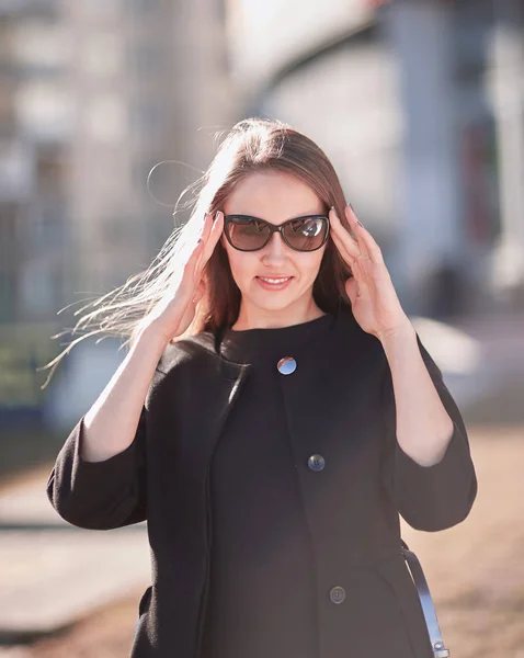 Portrait of a modern businesswoman on the background of an office building — Stock Photo, Image