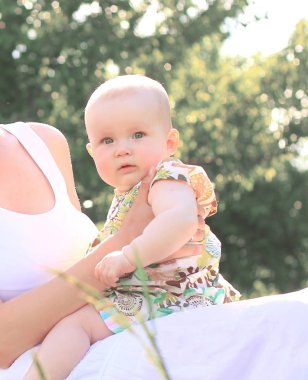 mutlu anneler ve kızları bir şehirde Park bir bankta oturmuş