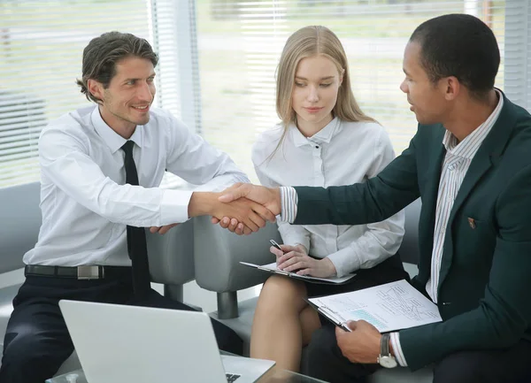 Closeup .de Manager bevestigt de transactie met de cliënt. — Stockfoto