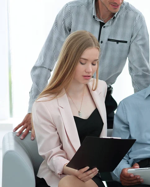 Mujer de negocios y su equipo de negocios discutiendo los datos con una tableta — Foto de Stock