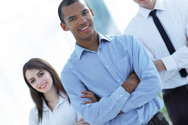 Retrato de un grupo exitoso de empresarios en el fondo de la oficina . — Foto de Stock