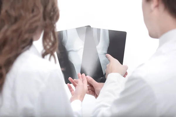Doktorlar, hastanın röntgenini tartışan teşhis uzmanlarıdır. — Stok fotoğraf