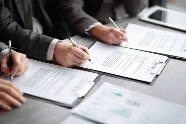 Close up.business parceiros assinando um novo contrato conjunto — Fotografia de Stock