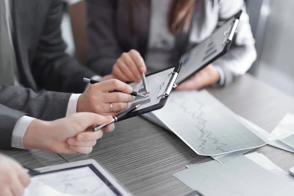 Business people meeting to discuss the situation on the market — Stock Photo, Image