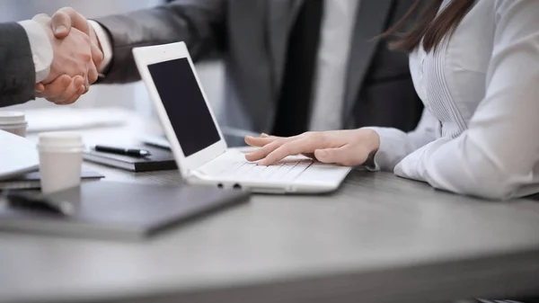 Close-up beeld van zakelijke partners handdruk over bureau tijdens vergadering of onderhandelingen — Stockfoto