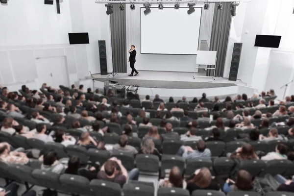 La audiencia escucha al orador en la sala de conferencias — Foto de Stock