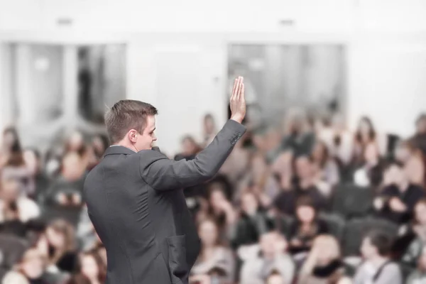 Ponente en una conferencia de negocios con un informe público — Foto de Stock