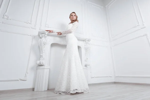 Ung kvinna väljer en bröllopsklänning i en mode butik — Stockfoto