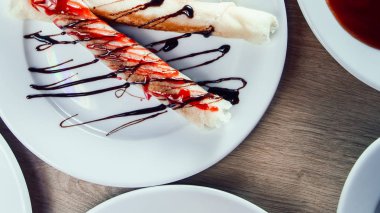 krema dolgu ve masada diğer yemekler ile tüpler