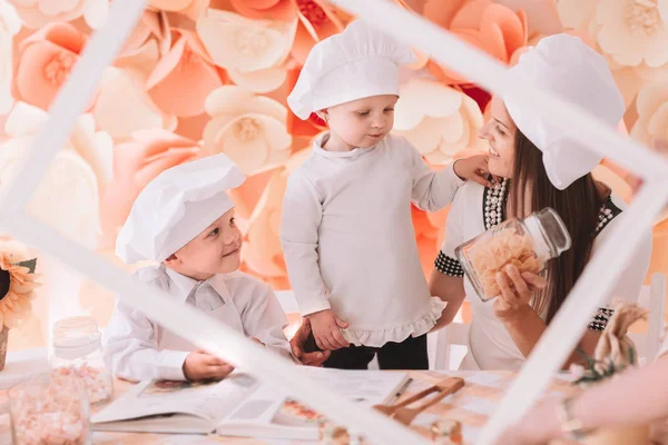 Фото счастливая мама с детьми приготовления пищи на кухне — стоковое фото