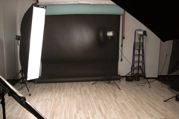 Photo Studio with a variety of lighting equipment. photo with copy space — Stock Photo, Image