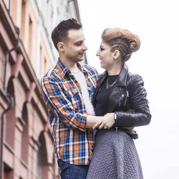 Gelukkig liefhebbers knuffelen wanneer ontmoet op straat — Stockfoto