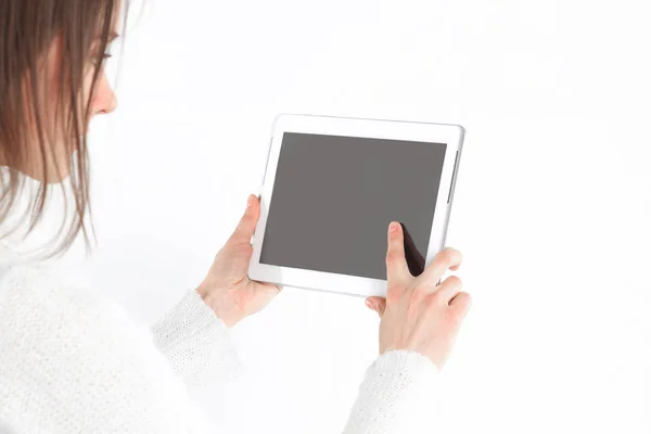 Z bliska. Młoda kobieta dotykając ekranu cyfrowego tabletu. zdjęcie z przestrzenią kopiowania — Zdjęcie stockowe