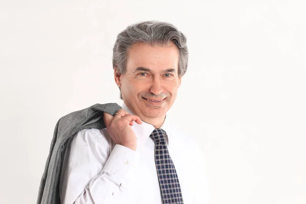 Jistý podnikatel drží sako přes jeho rameno .isolated na bílém pozadí — Stock fotografie