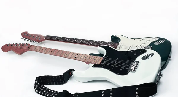 特写. 两个时髦的电吉他。在白色上隔离. — 图库照片