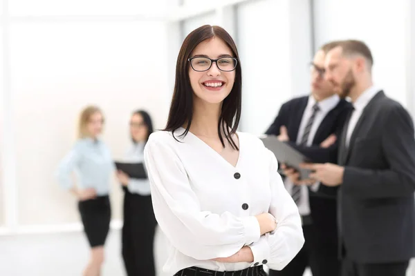 Portrait d'une femme d'affaires heureuse debout dans le bureau du lobby . — Photo