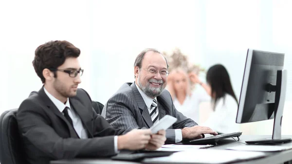 Dos empresarios que trabajan en la oficina. — Foto de Stock