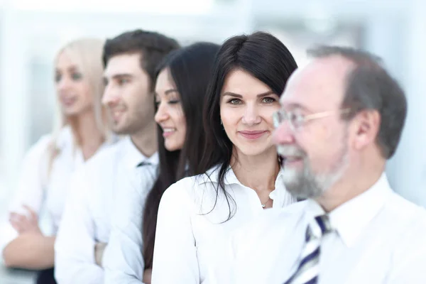 Close-up portret van uitvoerend zakenmensen staan in een rij op kantoor en kijken naar de camera. — Stockfoto