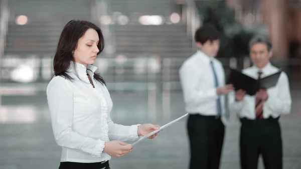 Portrait de confiant bureau de fond femme d'affaires . — Photo