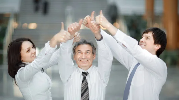 Groep van jonge mensen handen met de duimen omhoog samen uiting van positiviteit, teamwerk concepten. — Stockfoto