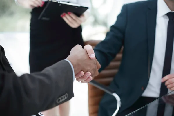 Närbild. handslag för affärspartners på kontoret. — Stockfoto