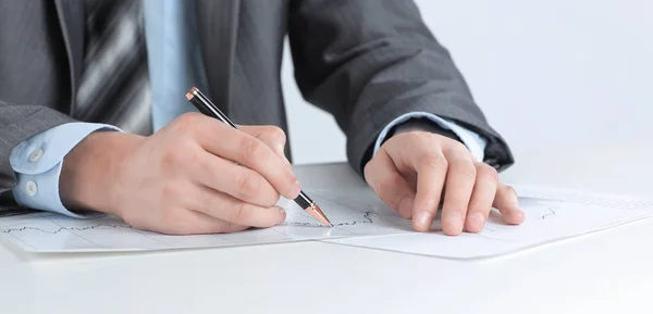 Seriöser Geschäftsmann, der am Schreibtisch mit Dokumenten arbeitet. — Stockfoto