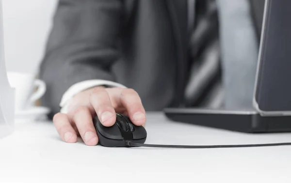 Closeup.businessman trabalhando no laptop, sentado em sua mesa . — Fotografia de Stock