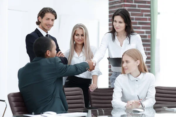 Geschäftspartner, die einen Workshop im Büro durchführen — Stockfoto