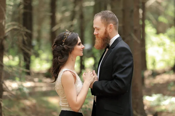 Mooi in liefde paar houden elkaars handen — Stockfoto