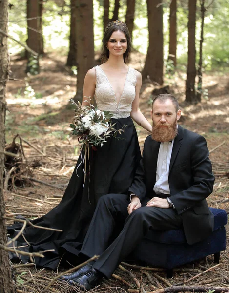 Ritratto di una sposa e di uno sposo in una pineta — Foto Stock