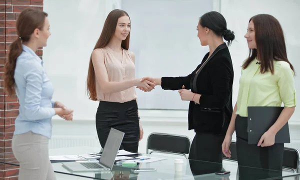 Handshake Manager a klienta v místnosti úřadu — Stock fotografie