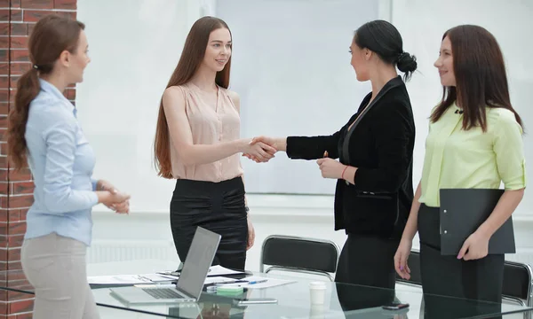 Handschlag von Manager und Klient im Büroraum — Stockfoto