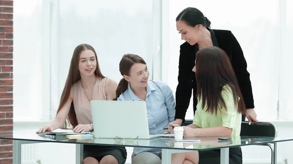 Lächelnde Frauengruppe hinter einem Schreibtisch im Büro — Stockfoto