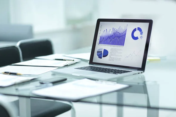 Laptop, Klembord en financiële gegevens op het businessmans Bureau — Stockfoto