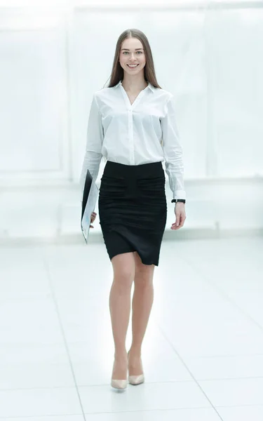 Beautiful confident businesswoman walking through a corridor — Stock Photo, Image