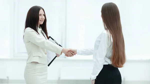 Exitosa mujer de negocios estrechando la mano con el empleado —  Fotos de Stock