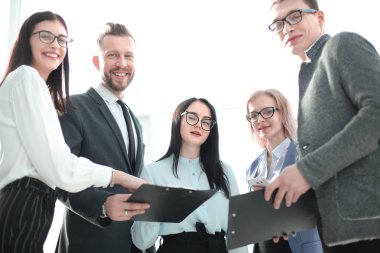 Kapat. İş belgelerine sahip başarılı iş ekibi.