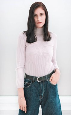 ciddi bir genç iş kadını portresi.