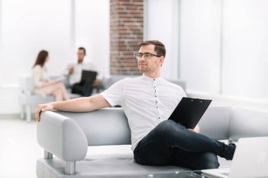 iş merkezinin lobisinde oturan pano ile işadamı