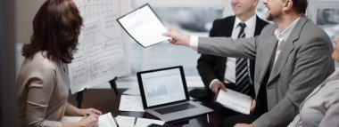 iş takım ve yatırımcılar şirketin kar tartışıyor