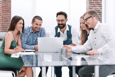 işyerinde bir dizüstü bilgisayar kullanarak modern iş takım