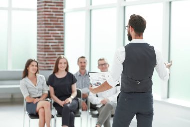 iş ekibi ile bir iş toplantısında işadamı